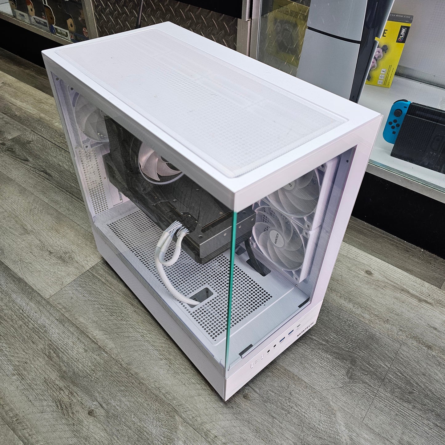 MONTECH CUSTOM GAMING PC RYZEN 7 7700X 4.50 GHZ 32GB RAM Radeon RX 7700 XT