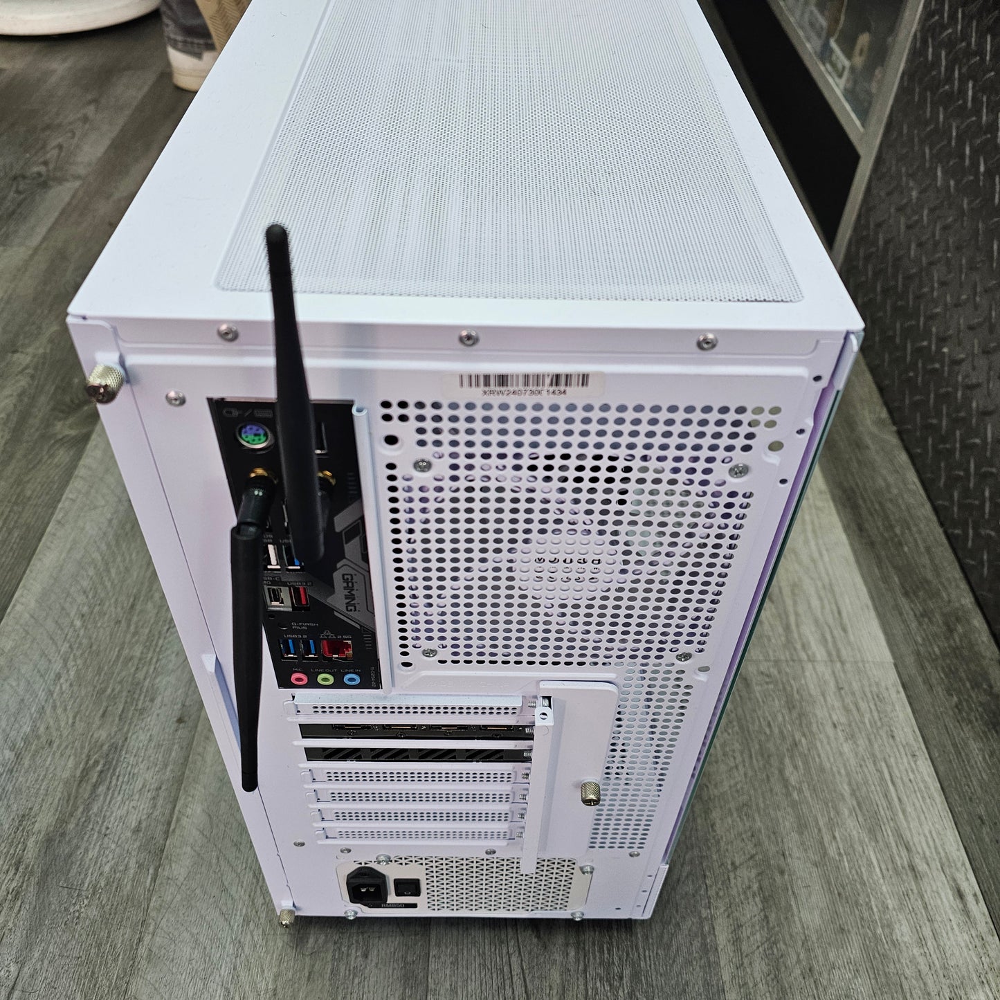 MONTECH CUSTOM GAMING PC RYZEN 7 7700X 4.50 GHZ 32GB RAM Radeon RX 7700 XT