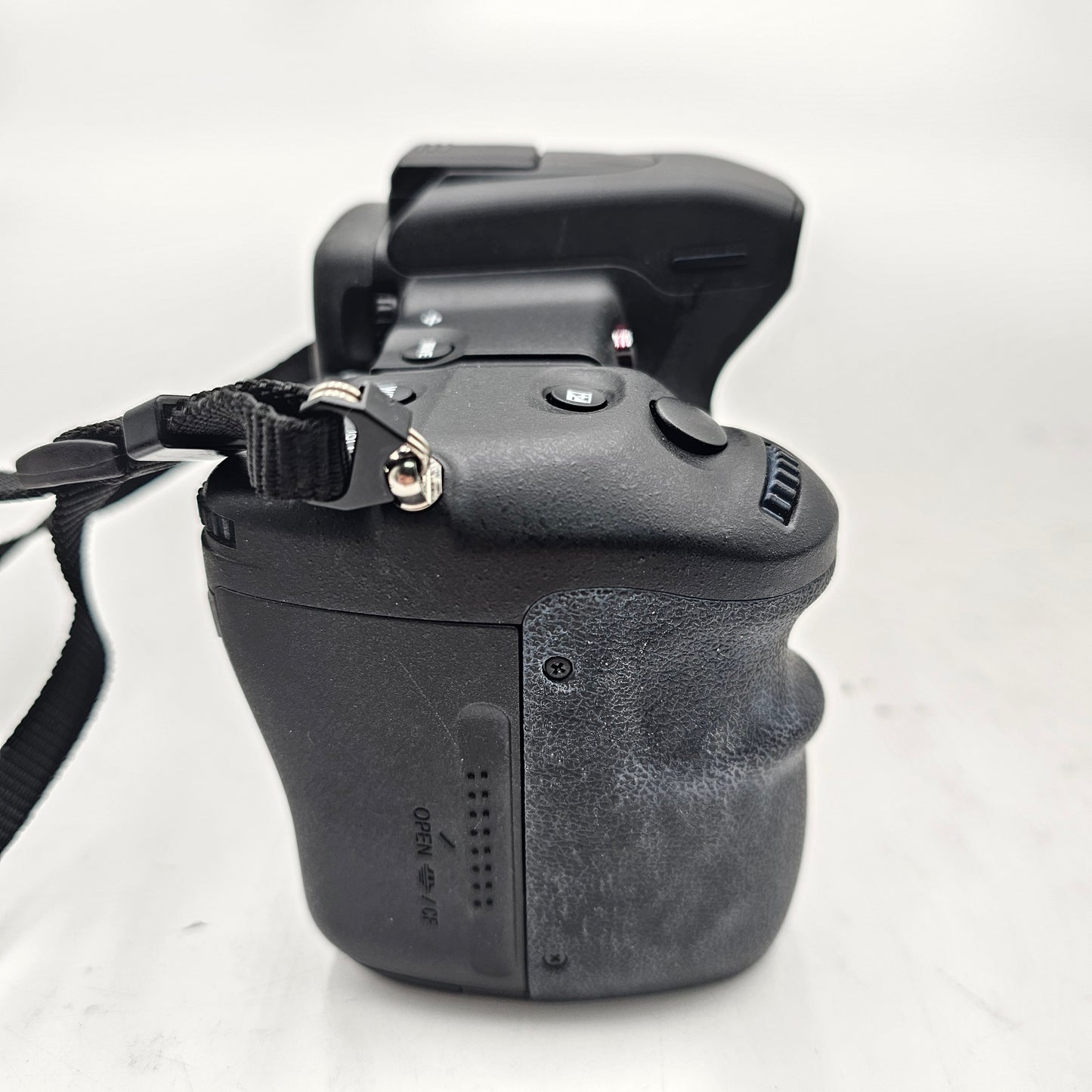 Sony A700 12.2MP Digital SLR DSLR Camera